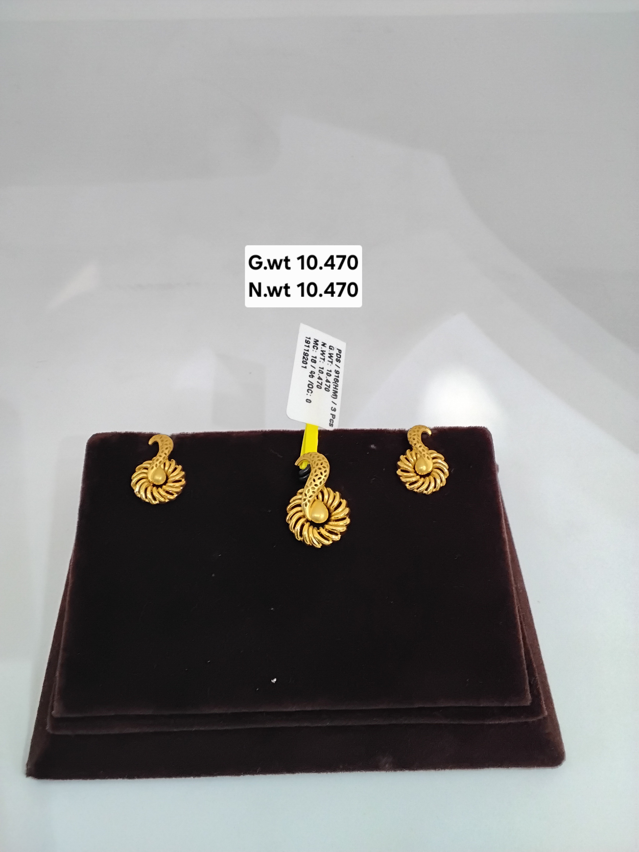 FANCY GOLD PENDENT SET 